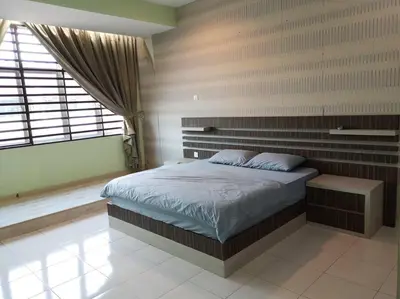 a bedroom with a bed and a large window at \u4f18\u96c5\u805a\u6c11\u5bbfHome Stay in Kampong Kuala Punti