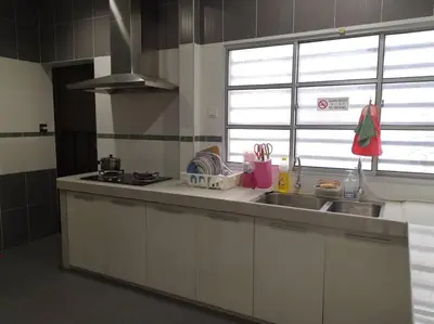 a kitchen with a sink and a counter top at \u4f18\u96c5\u805a\u6c11\u5bbfHome Stay in Kampong Kuala Punti