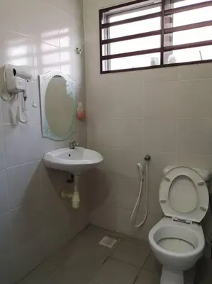 a bathroom with a toilet and a sink at \u4f18\u96c5\u805a\u6c11\u5bbfHome Stay in Kampong Kuala Punti