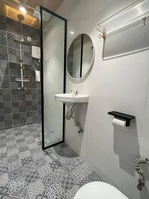 a bathroom with a shower and a toilet and a sink at Tung's Hideout- Centrum Cameron in Brinchang