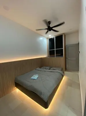 a bedroom with a bed with a ceiling fan at PANGKOR Villa 88 L26 Homestay in Kampong Sungai Udang