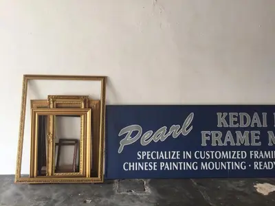a sign for a dead frame museum and a mirror at The Frame Guesthouse in George Town
