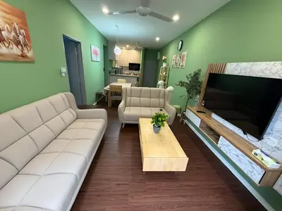 a living room with a couch and a tv at Cameron Palas Homestay in Brinchang