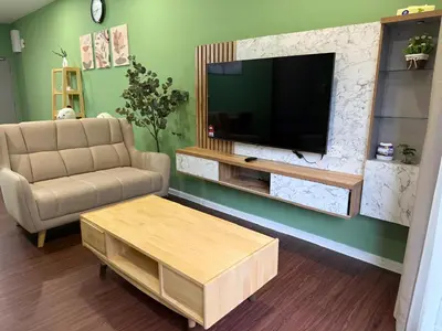 a living room with a couch and a television at Cameron Palas Homestay in Brinchang