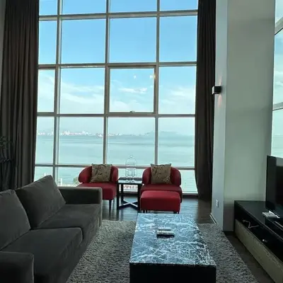 Seaview Seafront Duplex in Town with WiFi & Full Kitchen 83A