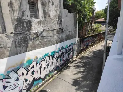a wall with graffiti on the side of a building at Heritage House 3BR in Town walkto UNESCO Site & StreetArt 47 in George Town