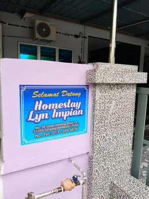 a sign on the side of a building at Homestay Lyn Impian in Tanjung Rambutan