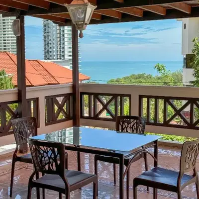 PRIME Location - 5 Mins Walk to Shops & Eateries!