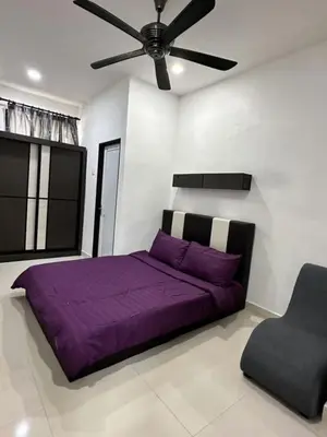 a bedroom with a purple bed and a ceiling fan at \u5bb6\u5bb6\u6c11\u5bbf in Nibung Tebal