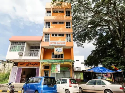 a building with cars parked in front of it at OYO 89584 Hotel Sahara Kuala Kubu Bharu in Kuala Kubu Baharu