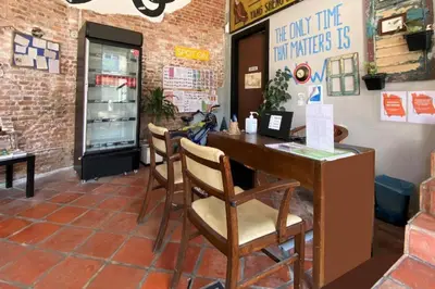 a restaurant with a table and chairs in a room at SPOT ON 90194 Lincoln's Backpacker's in George Town