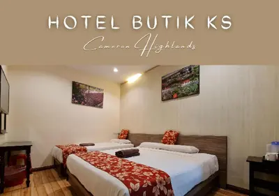 two beds in a hotel room with the words hotel buffett vi at Hotel Butik KS in Brinchang
