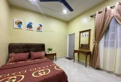 a bedroom with a bed and a mirror at OYO Home 90711 9 Roses Villa in Kampong Sahum