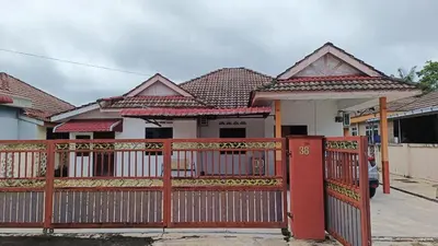a red fence in front of a house at Homestay Kak Rose Kuala Lipis in Kuala Lipis