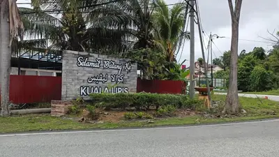 a sign on the side of a street at Homestay Kak Rose Kuala Lipis in Kuala Lipis