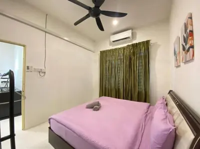 a bedroom with a pink bed and a ceiling fan at Cozy House 3Room8Pax`````LUNAS in Lunas