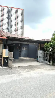 a building with a blue door and a fence at Homestay Manjung HZ in Sitiawan