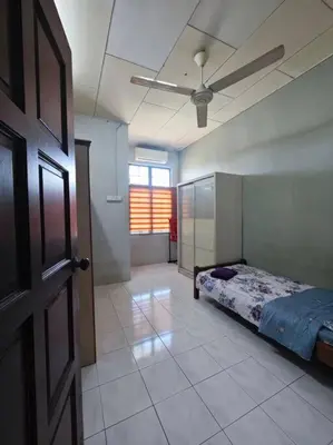 a bedroom with a bed and a ceiling fan at IlhamD' Homestay Kulim 5 Bedroom with 3 Toilet in Lunas
