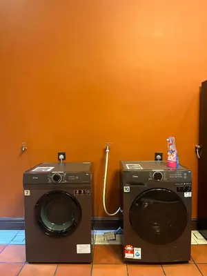 a dryer and a washing machine in a room at Hotel Ban Sheng Teik in Ipoh