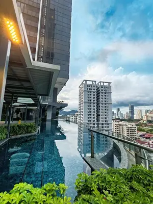 a swimming pool on the roof of a building at \u69df\u57ce\u4e2d\u8def\u4e09\u623f \u7231\u5c45\u5c4b in George Town