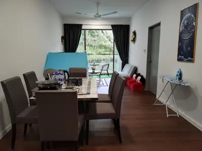 a dining room with a table and chairs at Palas Horizon Home B-7-11 in Brinchang