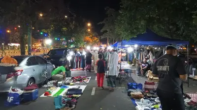 a group of people at an outdoor market at night at Kak Chik Homestay Tasek Gelugor in Kampong Ayer Melintas Besar
