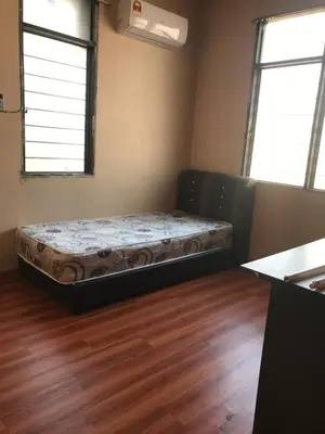 a bedroom with a bed in the corner of a room at 3999 Sejahtera Homestay in Lunas