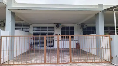 a gate in front of a house at Homestay Kak Rose 2 Kuala Lipis in Kampong Temperah