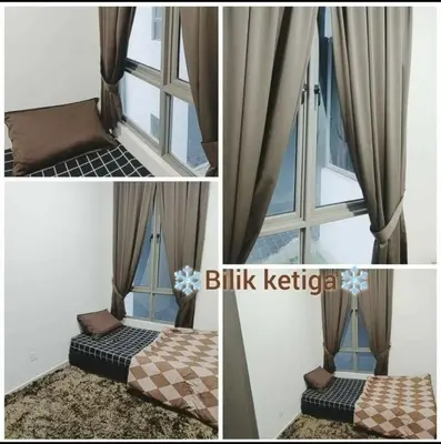a room with a bed and a window with curtains at 4H Guesthouse Cameron Highland in Brinchang