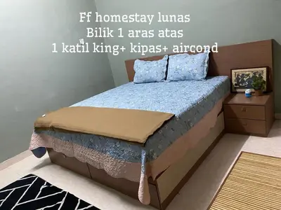 a bedroom with a bed in a room at FF Lunas Homestay in Lunas