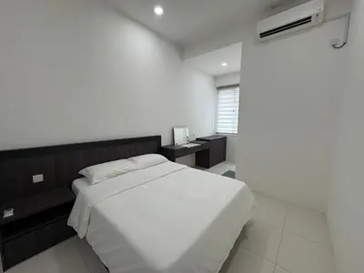 a white bedroom with a bed and a desk at \u4e07\u91cc\u671b Menglembu Bestari Homestay in Menglembu