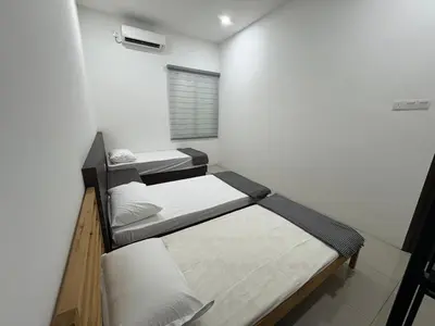 a bedroom with two bunk beds in a room at \u4e07\u91cc\u671b Menglembu Bestari Homestay in Menglembu