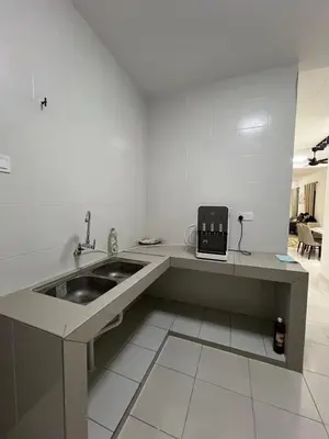 a kitchen with a sink and a counter top at \u4f11\u95f2\u4f18\u6c11\u5bbf in Sitiawan