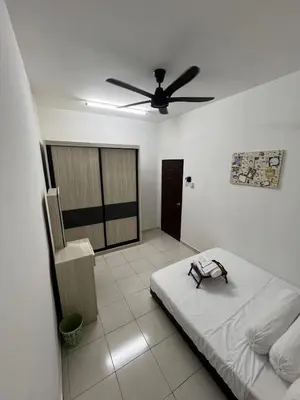 a bedroom with a bed and a ceiling fan at \u4f11\u95f2\u4f18\u6c11\u5bbf in Sitiawan