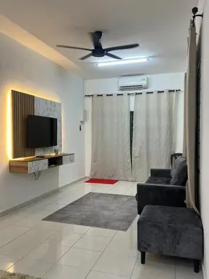 a living room with a couch and a tv at \u4f11\u95f2\u4f18\u6c11\u5bbf in Sitiawan