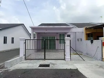 a white house with a gate in front of it at \u4f11\u95f2\u4f18\u6c11\u5bbf in Sitiawan