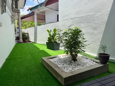 a small garden with grass and plants in a house at Cozy Stay ALMA NearAEON\u5927\u5c71\u811a\u6e29\u99a8\u6c11\u5bbf in Bukit Mertajam