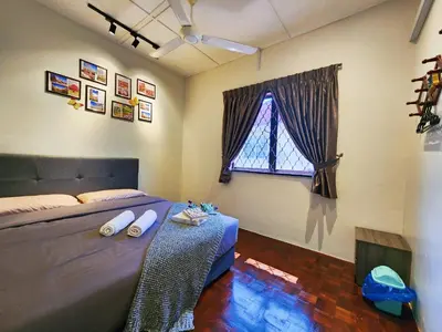 a bedroom with a bed and a window at Ipoh 168 Taman Pelangi, Persiaran Halaman Ampang Ipoh Homestay in Ipoh