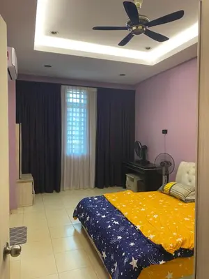 a bedroom with a bed and a ceiling fan at Budget Homestay Lahat in Ipoh