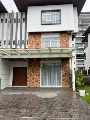 a large white building with windows and a driveway at Mkm Villa cameron highland in Tanah Rata