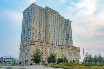 a large tall building with a lot of windows at Champs elysees in Kampar
