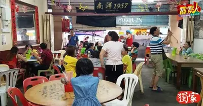 a group of people sitting at tables in a restaurant at \u90a6\u54af\u5c9b\u6f2b\u753b\u6c11\u5bbf in Pangkor