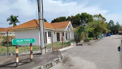 a street sign in front of a house at River Truss Homestay in Nibung Tebal
