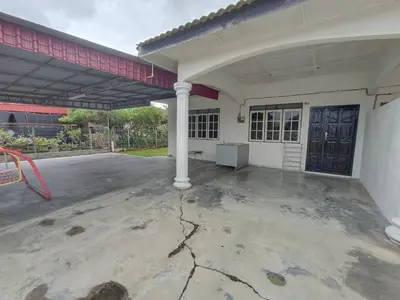 an empty parking lot in front of a building at D'Cozy Homestay in Seri Manjung