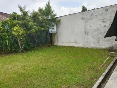 an empty backyard with a wall and a tree at D'Cozy Homestay in Seri Manjung