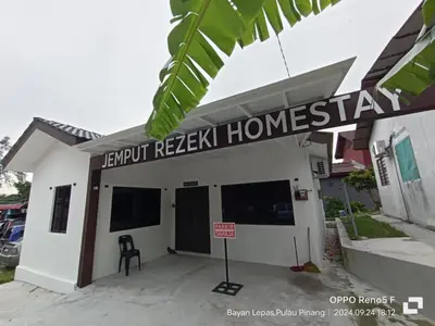 a building with a sign that reads tempurt reiki homestay at Jemput Rezeki Homestay in Bayan Lepas