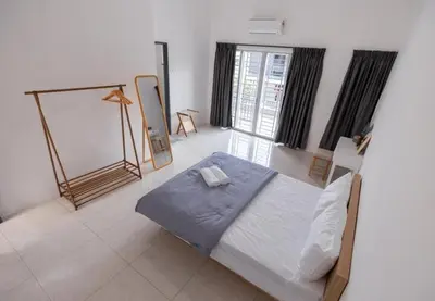 a bedroom with a bed and a mirror in it at Taiping Bali Home 5R3B, 7mins-Tpg Lake Gardens in Taiping