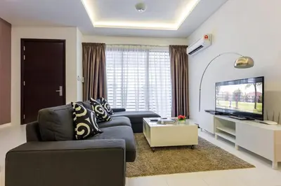 a living room with a couch and a tv at 2a\u8c6a\u534e\u4e09\u5c42\u6392\u5c4b6\u623f6\u6d74\u5ba4\u5bb6\u5ead\u805a\u4f1a\u7ed3\u5a5a\u751f\u65e5USM\u69df\u5a01\u5927\u6865SPICE\u4f1a\u5c55\u4e2d\u5fc3\u4e54\u6cbb\u5e02 in Gelugor