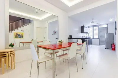 a kitchen and dining room with a table and chairs at 2a\u8c6a\u534e\u4e09\u5c42\u6392\u5c4b6\u623f6\u6d74\u5ba4\u5bb6\u5ead\u805a\u4f1a\u7ed3\u5a5a\u751f\u65e5USM\u69df\u5a01\u5927\u6865SPICE\u4f1a\u5c55\u4e2d\u5fc3\u4e54\u6cbb\u5e02 in Gelugor