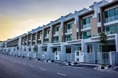 a row of apartment buildings on the side of a street at 2a\u8c6a\u534e\u4e09\u5c42\u6392\u5c4b6\u623f6\u6d74\u5ba4\u5bb6\u5ead\u805a\u4f1a\u7ed3\u5a5a\u751f\u65e5USM\u69df\u5a01\u5927\u6865SPICE\u4f1a\u5c55\u4e2d\u5fc3\u4e54\u6cbb\u5e02 in Gelugor